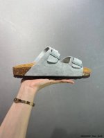 博肯 Birkenstock 二字拖鞋 广东原产#德国百年知名鞋履品牌 博肯Birkenstock 勃肯#采用质地柔软牛皮绒面材质#中底搭载缓震软木橡胶 其特有