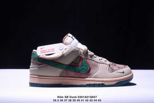 耐克Nike Sb Dunk Low 扣篮系列复古低帮休闲运动滑板板鞋。采用脚感柔软舒适Zoomair气垫，有效吸收滑板等极限运动在落地时带来的冲击力，为街头运