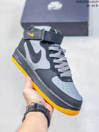 公司级耐克nike Air Force 7 空军一号低帮百搭休闲运动板鞋。柔软、弹性十足的缓震性能和出色的中底设计，横跨复古与现代的外型结合，造就出风靡全球三十 - 点击图像关闭