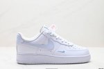 真标耐克Nike Air Force 1“07空军一号低帮百搭休闲运动板鞋。柔软、弹性十足的缓震性能和出色的中底设计，横跨复古与现代的外型结合，造就出风靡全球三