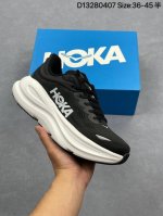 公司级Hoka M Bondi 9 轻盈跑鞋 这个品牌来自于新西兰的毛利语，Hoka表示大地，One One表示飞越，连起来就是飞越地平线，One One不是读