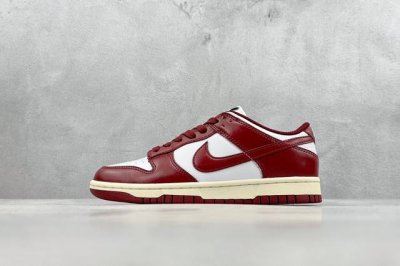 Bf版 Nike Dunk Low 红酒庄园 波尔多红 整鞋以葡萄酒产地波尔多为设计灵感，配色采用波尔多红，深红色调，带有紫色和棕色的色调，鞋面做几天处理，表现
