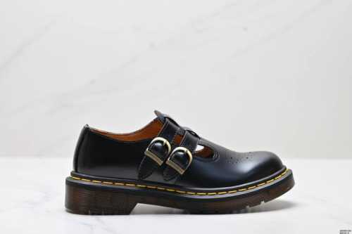 公司级Dr.Martens马丁 Core polley T 头层牛皮 T字带 休闲皮鞋 鞋面采用光滑的轮廓 同时保留了传统轮廓 它有一个银色的搭扣 并以马丁博士