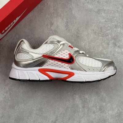 本地 核心私 Nike V5 Rnr 舒适百搭防滑耐磨 低帮休闲运动跑步鞋 舒适有型适合日常穿着 该鞋款延续千禧年经典设计搭载泡绵中底厚实而轻盈 匠心细节巧搭立