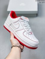 福利特价 Nk Air Force 1‘07 Low 空军一号低帮休闲板鞋 鞋款采用再生材料制成，混合了皮革、网眼和绒面革。侧面的双 Swooshes、“82”
