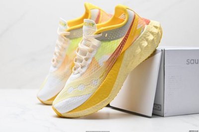 公司级Saucony索康尼 Endorphin Pro系列啡鹏4男女低帮缓震跑步鞋 索康尼推出的Endorphinpro4跑鞋是一款外观激进但脚感舒适的跑鞋，采