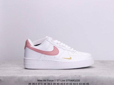 耐克 Nike Air Force 1 '07 Low 空军一号低帮，柔软、弹性十足的缓震性能和出色的中底设计，横跨复古与现代的外型结合，造就出风靡全球三十多年