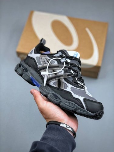 asics Gel-Nyc Utility Gel-Nyc使用Gel-Cumulus 16鞋款的鞋楦设计,展现了独特的现代化美学。鞋底采用了轻质发泡材料,并在后