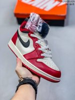 Jordan 1 Retro High OG 乔丹一代aj1 乔1 AJ1 篮球鞋复刻运动鞋。皮面高帮板鞋的设计灵感源自运动夹克，带你重温入选球队时刻。采用经典