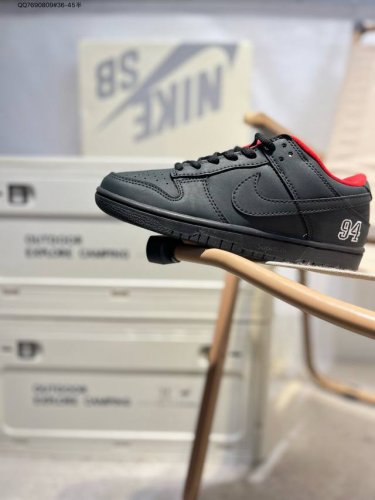 耐克Nike Dunk Low 板鞋Sb系列经典百搭休闲运动板鞋加厚鞋舌的填充，使舒适性大大提升，同时也更方便穿脱中底部分则加入了脚感柔软舒适Zoomair气垫