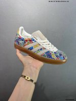 阿迪达斯 Gazelle Indoor Jp6900 休闲耐磨轻便 低帮 板鞋 这款阿迪达斯运动鞋是 1979年 Gazele Lndoor 运动鞋的复兴 柔软