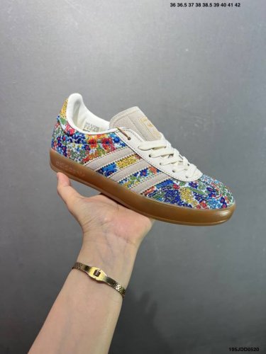 阿迪达斯 Gazelle Indoor Jp6900 休闲耐磨轻便 低帮 板鞋 这款阿迪达斯运动鞋是 1979年 Gazele Lndoor 运动鞋的复兴 柔软