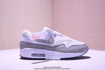 公司级Nike Air Max 1 耐克气垫 缓震 耐磨运动鞋 鞋身材质均选择皮革 织物 麂皮多种材质覆盖 保证质感的前提下 层次感也相当不错 带有开窗式 Ai