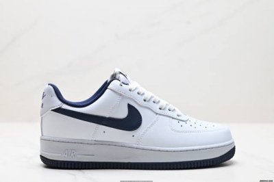 210 真标耐克Nike Air Force 1’07 Lx空军一号低帮百搭休闲运动板鞋。柔软、弹性十足的缓震性能和出色的中底设计，横跨复古与现代的外型结合，造