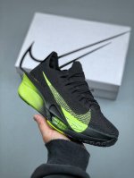 Nike Air Zoom Alphafly Next% Ek 整体采用前作的设计语言，并且对后者的细节进行升级，马拉松和长距离路跑的性能极限设计而生。货号：F