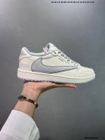 公司级Supreme X Air Jordan 1 此款主张打破传统的工业化流水线设计限制，以Made By Ideas的超级创意为理念，集结众多潮流设计师，结