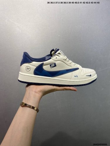 公司级Fragment X Travis Scott X Dior Air Jordan 1 Low 三方联名倒钩 全新的三方联名低帮倒钩鞋面延续了黑脚趾设计，