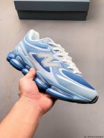 新百伦 New Balance Nb U 0Ea 运动跑步鞋。此复刻经典鞋款，加入当下大热的户外元素，以曾经篮球鞋款型式样加以打造鞋款造型。编织鞋带以及加强稳固