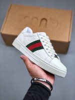 Gucci 2024轻奢单品 古驰百搭休闲运动板鞋 明星同款 小红书爆款 精选头层小牛皮 鞋面走线工整 清晰质感 高端时尚 简约大气 防滑舒适 鞋底采用固特异内