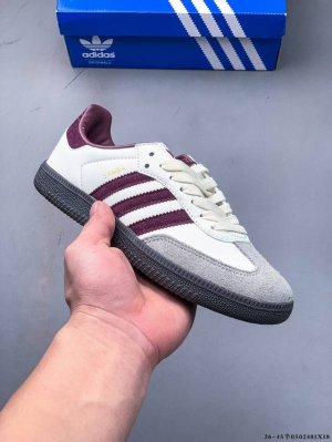 二层真标！Adidas Samba Og 经典鞋款 Adidas 近70年的经典Samba Og 修长的鞋楦,略微尖尖的鞋头,翻毛皮的鞋头拼接,这些我们都看得到