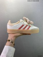 140 adidas Originals Sambae W 百搭单品 复古桑巴板鞋 这款桑巴鞋展示了高质量的工艺 带有装饰的超锁缝制和无缝的手感 柔软、柔软的皮
