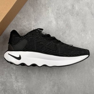 特价本地 核心私 耐克 Nike Motiva 耐克夏季透气缓震波浪跑鞋 鞋底采用夸张的弯曲几何设计，塑造弧形摇杆造型，助力轻松向前。顺畅迈步体验上脚即知，令你
