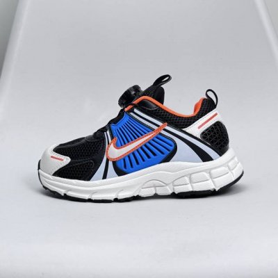 160 nike Zoom Vomero 5子复古运动鞋融蕴时尚风范和丰富层次感，缔造运动鞋佳选，助你轻松型出范，开辟独属于自己的路。鞋款采用多层设计，融入织物