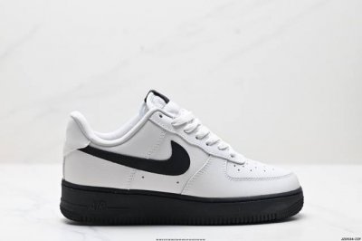 真标耐克Nike Air Force 1“07空军一号低帮百搭休闲运动板鞋。柔软、弹性十足的缓震性能和出色的中底设计，横跨复古与现代的外型结合，造就出风靡全球三
