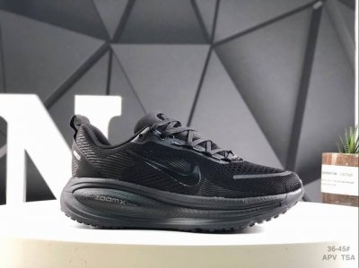 210 公司级Nike Vomero 18 耐克 舒适减震防滑 低帮跑步鞋 全掌Reactx泡绵中底 前掌和后跟还配备了Air Zoom气垫单元 据说跑起来更快