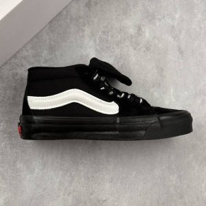 本地 核心私 万斯 Hommegirls X Vans 年秋季合作系列中帮运动板鞋 重新演繹了 Sku-Mid 的經典輪廓，稀有Og鞋型 复刻回归！上脚越看越帅