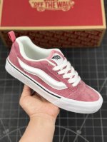 万斯 Vans Knu-Skool Vr3面包鞋 坎普尔 茱利安系列低帮复古硫化休闲运动板鞋“肥胖版大logo” 要说整个年最为热门的鞋型之一， 面包鞋 绝对值
