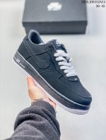 真标带半码 耐克Nike Air Force 1“07空军一号低帮百搭休闲运动板鞋。柔软、弹性十足的缓震性能和出色的中底设计，横跨复古与现代的外型结合，造就出风