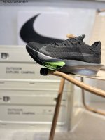 300 Nike Air Zoom Alphafly Next% 整体采用前作的设计语言，并且对后者的细节进行升级，马拉松和长距离路跑的性能极限设计而生。Hv6
