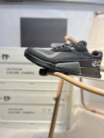 Ecco爱步男鞋轻便透气舒适耐穿 亲肤吸汗舒适内里 防滑防磨 持久干爽 简约粗绳系带 穿脱更加方便 柔韧防滑大底 鞋底立体凹槽 凹凸花纹加持 增强防滑减震性能