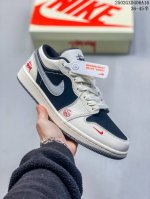 海外爆款限量发售！Nike Jordan Air Jordan 1“斯图西联名蛇年限定 米白黑灰勾” 高端定制 低帮 复古 减震 防滑 耐磨 篮球鞋 定制鞋盒