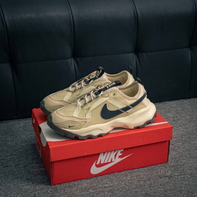 核心私 Nike Tc 7900 新款老爹鞋 注入非凡时尚气息 塑就高雅外观 耐穿合成材质搭配柔软丝绒 该鞋款保留了挚爱的加垫鞋口 柔软泡绵缓震配置 和抓附力十