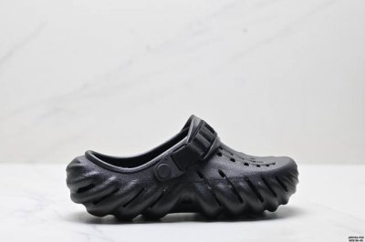公司级Crocs卡骆驰 Eva 波波 防滑透气 运动凉鞋 一体成型鞋身的创新洞洞鞋 大胆的雕刻外观造型和运动灵感设计 活力十足 穿上它就是街头潮流的代表 变身时