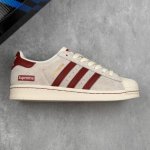 本地 核心私 Supreme X Adidas Original Superstar 阿迪达斯 低帮 联名白酒红 贝壳头防滑耐磨轻便板鞋 鞋身整体采用米白色麂皮