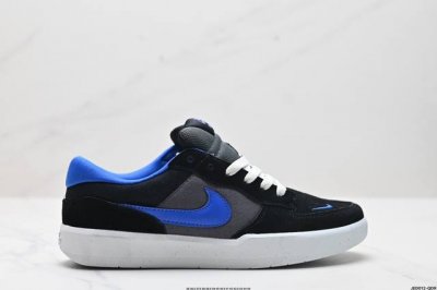 公司级耐克nike Sb Force 58低帮休闲板鞋 是一款将前沿创新带入街头的单品，它具有硫化杯底，具有出色的耐用性和灵活性。使用帆布和绒面革，在饰面上放置