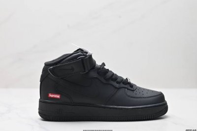 公司级耐克nike Air Force 1 Mid 07 空军一号中帮百搭休闲运动板鞋。柔软、弹性十足的缓震性能和出色的中底设计，横跨复古与现代的外型结合，造就