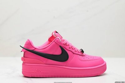 真标ambush X Nk Air Force 7 Low Sp 空军一号联名标志性的swoosh延伸至鞋跟之外 鞋舌和鞋垫上印有ambush品牌标志 整体简约