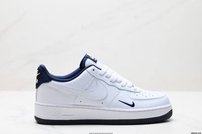 公司级耐克Nike Air Force 1“07空军一号低帮百搭休闲运动板鞋。柔软、弹性十足的缓震性能和出色的中底设计，横跨复古与现代的外型结合，造就出风靡全球