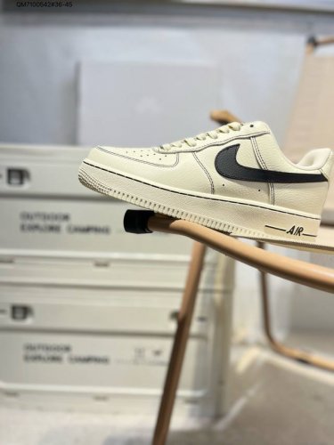 耐克 Nike Air Force 1 '07空军一号 百搭休闲运动板鞋。柔软、弹性十足的缓震性能和出色的中底设计，横跨复古与现代的外型结合，造就出风靡全球三十