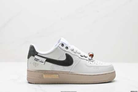 公司级耐克Nike Air Force 1“07空军一号低帮百搭休闲运动板鞋。柔软、弹性十足的缓震性能和出色的中底设计，横跨复古与现代的外型结合，造就出风靡全球 - 点击图像关闭