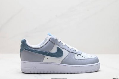 真标耐克nike Air Force 7空军一号低帮百搭休闲运动板鞋。柔软、弹性十足的缓震性能和出色的中底设计，横跨复古与现代的外型结合，造就出风靡全球三十多年