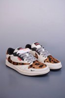 Fragment X Travis Scott X Supreme Air Jordan 1 Low 三方联名倒钩 全新的三方联名低帮倒钩鞋面延续了黑脚趾设计，