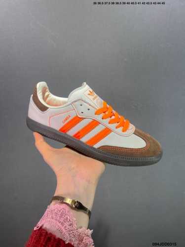 130 addis Original Samba Og 复古单品 复古桑巴板鞋 这款桑巴鞋展示了高质量的工艺 带有装饰的超锁缝制和无缝的手感 柔软、柔软的皮革造