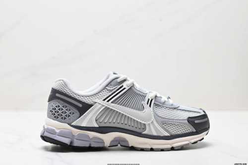 公司级耐克Nike Zoom Vomero 5 马拉松复古跑五代休闲运动慢跑鞋 采用环保纤维革饰片组合网眼布鞋面材质 升级正确后跟Tpu加固 耐弯折热塑框架支撑