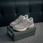 核心私 New Balance 1906系列 休闲鞋 #采用轻质牛剖革拼接透气网眼衬垫织物鞋面材质 T-Beam大底提供足步弓支撑，保持步态稳定 后跟搭载外露缓