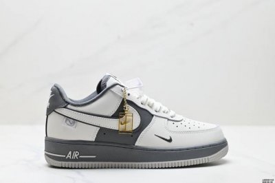 真标耐克Nike Air Force 1“07空军一号低帮百搭休闲运动板鞋。柔软、弹性十足的缓震性能和出色的中底设计，横跨复古与现代的外型结合，造就出风靡全球三
